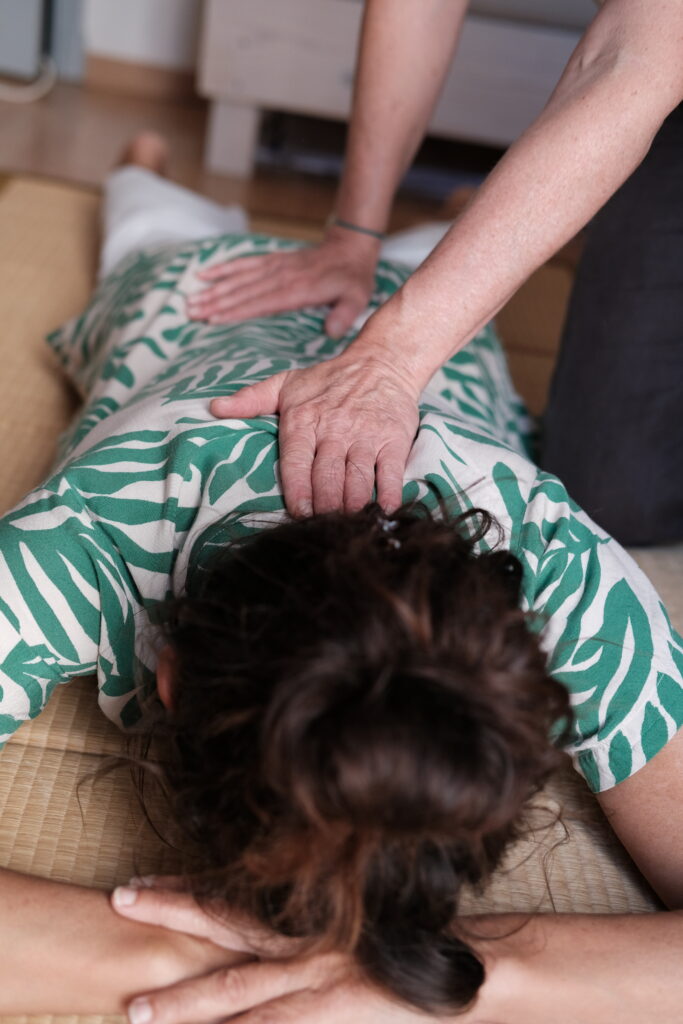 Massage du dos Narbonne Occitanie Seance de Shiatsu sur les points Shu du dos